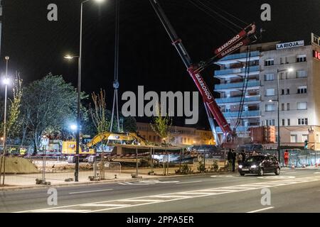 Logroño, Spanien; 23. April 2023: Bauarbeiter, die nachts am Abbau der Brücke über die Eisenbahnstrecke in der Straße Vara de Rey arbeiten; Stockfoto