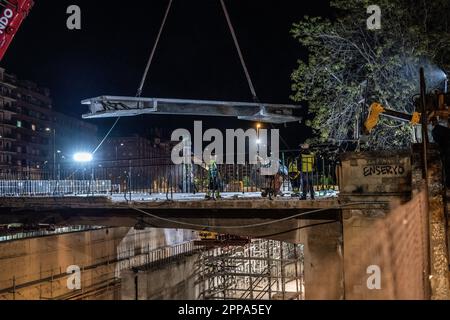 Logroño, Spanien; 23. April 2023: Bauarbeiter, die nachts am Abbau der Brücke über die Eisenbahnstrecke in der Straße Vara de Rey arbeiten; Stockfoto