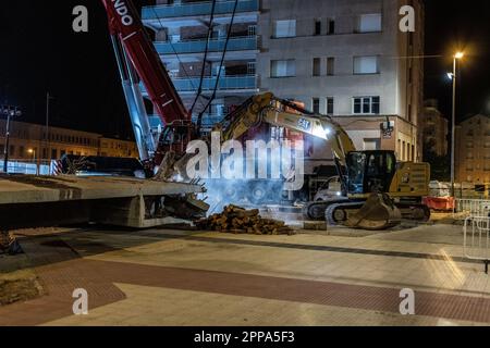 Logroño, Spanien; 23. April 2023: Bauarbeiter, die nachts am Abbau der Brücke über die Eisenbahnstrecke in der Straße Vara de Rey arbeiten; Stockfoto