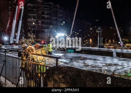 Logroño, Spanien; 23. April 2023: Bauarbeiter, die nachts am Abbau der Brücke über die Eisenbahnstrecke in der Straße Vara de Rey arbeiten; Stockfoto