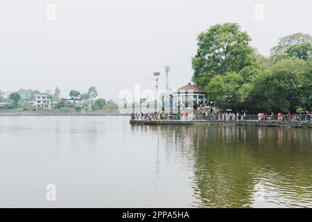 KRITIPUR, NEPAL - 14. April 2023: Blick auf den Taudaha-See in Kritipur bei kathmandu. Heute ist es einer der beliebtesten Orte für Touristen Stockfoto