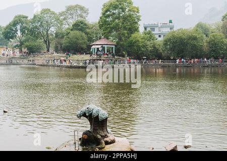 KRITIPUR, NEPAL - 14. April 2023: Blick auf den Taudaha-See in Kritipur bei kathmandu. Heute ist es einer der beliebtesten Orte für Touristen Stockfoto