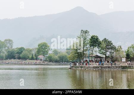 KRITIPUR, NEPAL - 14. April 2023: Blick auf den Taudaha-See in Kritipur bei kathmandu. Heute ist es einer der beliebtesten Orte für Touristen Stockfoto