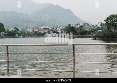 KRITIPUR, NEPAL - 14. April 2023: Blick auf den Taudaha-See in Kritipur bei kathmandu. Heute ist es einer der beliebtesten Orte für Touristen Stockfoto