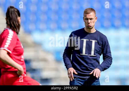 Zwolle, Niederlande. 23. April 2023. ZWOLLE, NIEDERLANDE - APRIL 23: Cheftrainer Joran Pot vom FC Twente reagiert während des Spiels Azerion Eredivisie Vrouwen zwischen PEC Zwolle und FC Twente am 23. April 2023 im MAC³ PARK Stadion in Zwolle, Niederlande (Foto von Pieter van der Woude/Orange Pictures). Guthaben: Orange Pics BV/Alamy Live News Stockfoto