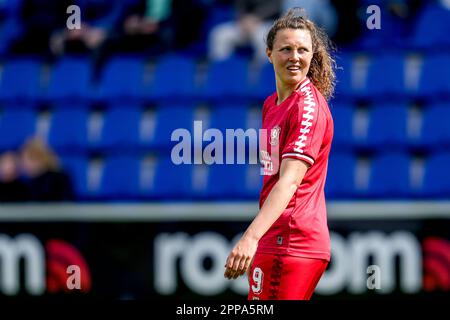Zwolle, Niederlande. 23. April 2023. ZWOLLE, NIEDERLANDE - APRIL 23: Fenna Kalma vom FC Twente blickt auf das Spiel Azerion Eredivisie Vrouwen zwischen PEC Zwolle und FC Twente im MAC³ PARK Stadion am 23. April 2023 in Zwolle, Niederlande (Foto von Pieter van der Woude/Orange Pictures). Credit: Orange Pics BV/Alamy Live News Stockfoto