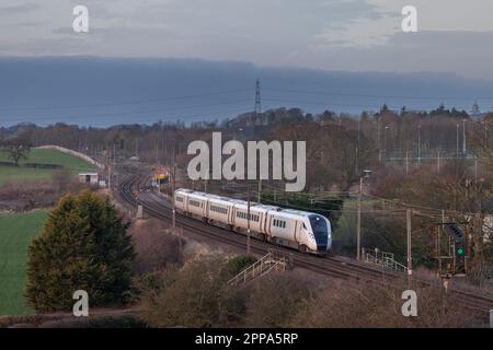 Der brandneue Bimode-Zug Hitachi Klasse 805 805001 für Avanti West Coast bietet seinen ersten Testlauf auf der Hauptstrecke der Westküste in Lancashire an Stockfoto