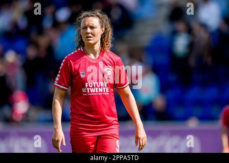 Zwolle, Niederlande. 23. April 2023. ZWOLLE, NIEDERLANDE - APRIL 23: Fenna Kalma vom FC Twente blickt auf das Spiel Azerion Eredivisie Vrouwen zwischen PEC Zwolle und FC Twente im MAC³ PARK Stadion am 23. April 2023 in Zwolle, Niederlande (Foto von Pieter van der Woude/Orange Pictures). Credit: Orange Pics BV/Alamy Live News Stockfoto