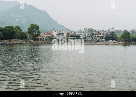 KRITIPUR, NEPAL - 14. April 2023: Blick auf den Taudaha-See in Kritipur bei kathmandu. Heute ist es einer der beliebtesten Orte für Touristen Stockfoto