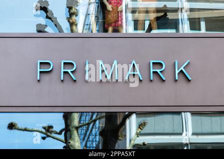 Stuttgart, Deutschland - 10. April 2023: Markengeschäft Primark mit Logo-Einzelhandel in Stuttgart. Stockfoto