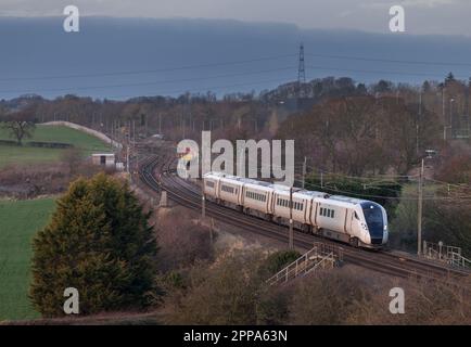 Der brandneue Bimode-Zug Hitachi Klasse 805 805001 für Avanti West Coast bietet seinen ersten Testlauf auf der Hauptstrecke der Westküste in Lancashire an Stockfoto