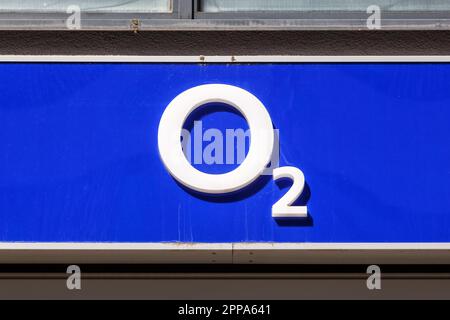 Stuttgart, Deutschland - 10. April 2023: O2 Mobilnetzbetreiber Kommunikationsgeschäft Marke Telefon Internet-Anbieter Shop mit Logo in Stuttgart, Deutschland. Stockfoto