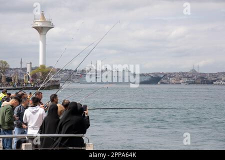 23. April 2023: TCG Anadolu, das größte türkische Kriegsschiff des Kommandos der Marinestreitkräfte, begrüßte das Volk im Rahmen der Aktivitäten zur nationalen Souveränität und zum Kindertag am 23. April in Istanbul, Turkiye, am 23. April 2023 bei der Überquerung des Bosporus. (Kreditbild: © Tolga Ildun/ZUMA Press Wire) NUR REDAKTIONELLE VERWENDUNG! Nicht für den kommerziellen GEBRAUCH! Stockfoto
