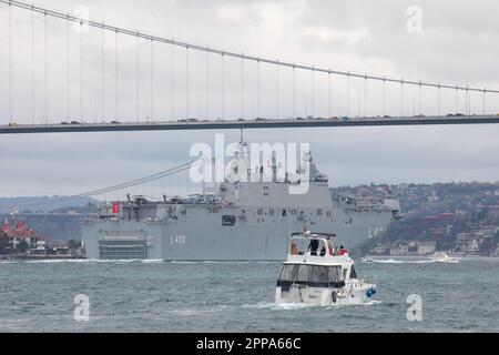 23. April 2023: TCG Anadolu, das größte türkische Kriegsschiff des Kommandos der Marinestreitkräfte, begrüßte das Volk im Rahmen der Aktivitäten zur nationalen Souveränität und zum Kindertag am 23. April in Istanbul, Turkiye, am 23. April 2023 bei der Überquerung des Bosporus. (Kreditbild: © Tolga Ildun/ZUMA Press Wire) NUR REDAKTIONELLE VERWENDUNG! Nicht für den kommerziellen GEBRAUCH! Stockfoto