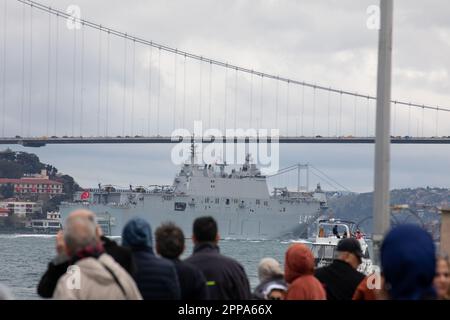23. April 2023: TCG Anadolu, das größte türkische Kriegsschiff des Kommandos der Marinestreitkräfte, begrüßte das Volk im Rahmen der Aktivitäten zur nationalen Souveränität und zum Kindertag am 23. April in Istanbul, Turkiye, am 23. April 2023 bei der Überquerung des Bosporus. (Kreditbild: © Tolga Ildun/ZUMA Press Wire) NUR REDAKTIONELLE VERWENDUNG! Nicht für den kommerziellen GEBRAUCH! Stockfoto
