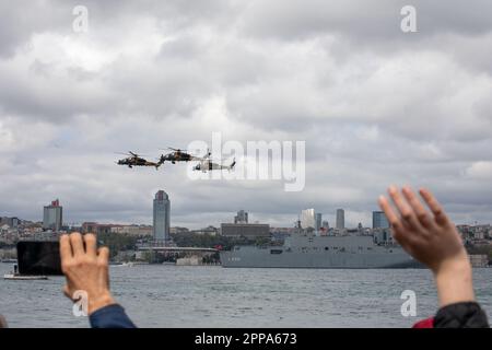 23. April 2023: TCG Anadolu, das größte türkische Kriegsschiff des Kommandos der Marinestreitkräfte, begrüßte das Volk im Rahmen der Aktivitäten zur nationalen Souveränität und zum Kindertag am 23. April in Istanbul, Turkiye, am 23. April 2023 bei der Überquerung des Bosporus. (Kreditbild: © Tolga Ildun/ZUMA Press Wire) NUR REDAKTIONELLE VERWENDUNG! Nicht für den kommerziellen GEBRAUCH! Stockfoto