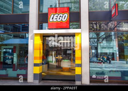 Stuttgart - 10. April 2023: LEGO-Shop mit Logo in Stuttgart. Stockfoto