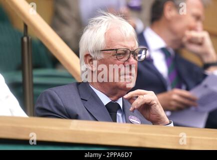 Dateifoto vom 07. Oktober 07/21 von Kanzler der Universität Oxford Chris Patten am 9. Tag von Wimbledon im All England Lawn Tennis and Croquet Club, Wimbledon. Der König hat verkündet, dass Lord Patten von Barnes, ein ehemaliger konservativer Abgeordneter, der von 1992 bis zur Übergabe an China im Jahr 1997 Gouverneur Hongkongs war, zum Ritterbegleiter des edelsten Ordens des Garters ernannt wurde. Ausgabedatum: Sonntag, 23. April 2023. Stockfoto