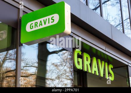 Stuttgart, Deutschland - 10. April 2023: Gravis Store Markenshop mit Logo-Einzelhandel in Stuttgart. Stockfoto