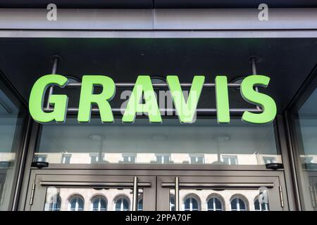 Stuttgart, Deutschland - 10. April 2023: Gravis Store Markenshop mit Logo-Einzelhandel in Stuttgart. Stockfoto