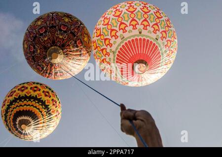 Wonosobo, Indonesien. 23. April 2023. Heißluftballons werden am 23. April 2023 während eines Ballonfestivals am Eid al-Fitr-Feiertag im Ronggolawe Stadion in Wonosobo, Zentraljava, Indonesien, veröffentlicht. Kredit: Agung Supriyanto/Xinhua/Alamy Live News Stockfoto