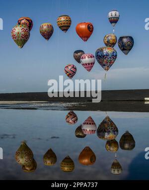 Wonosobo, Indonesien. 23. April 2023. Heißluftballons werden am 23. April 2023 während eines Ballonfestivals am Eid al-Fitr-Feiertag im Ronggolawe Stadion in Wonosobo, Zentraljava, Indonesien, veröffentlicht. Kredit: Agung Supriyanto/Xinhua/Alamy Live News Stockfoto