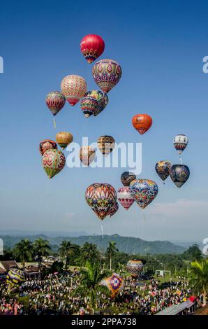 Wonosobo, Indonesien. 23. April 2023. Heißluftballons werden am 23. April 2023 während eines Ballonfestivals am Eid al-Fitr-Feiertag im Ronggolawe Stadion in Wonosobo, Zentraljava, Indonesien, veröffentlicht. Kredit: Agung Supriyanto/Xinhua/Alamy Live News Stockfoto