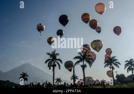 Wonosobo, Indonesien. 23. April 2023. Heißluftballons werden am 23. April 2023 während eines Ballonfestivals am Eid al-Fitr-Feiertag im Ronggolawe Stadion in Wonosobo, Zentraljava, Indonesien, veröffentlicht. Kredit: Agung Supriyanto/Xinhua/Alamy Live News Stockfoto