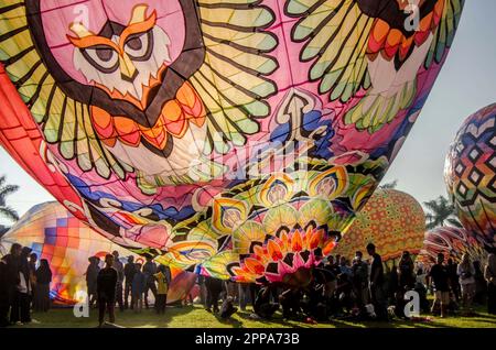 Wonosobo, Indonesien. 23. April 2023. Die Menschen bereiten sich darauf vor, Heißluftballons während eines Ballonfestivals am Eid al-Fitr-Feiertag im Ronggolawe Stadion in Wonosobo, Zentraljava, Indonesien, am 23. April 2023 freizusetzen. Kredit: Agung Supriyanto/Xinhua/Alamy Live News Stockfoto