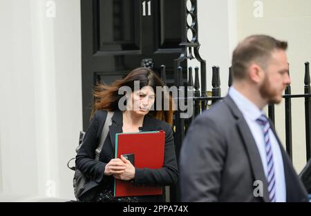 Lisa Lovering, Sonderberaterin und Leiterin der Operationen in der Downing Street 10, verlässt Downing Street vor den Fragen des Premierministers, März 2023 Stockfoto