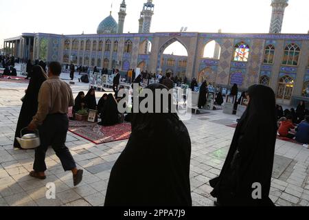 22. April 2023, Aran und Bidgol, Isfahan, Iran: Die Iraner bereiten sich auf das Eid al-Fitr-Gebet vor, das das Ende des Heiligen Monats des Ramadan markiert. Moslems auf der ganzen Welt beginnen den Eid Day, indem sie Morgengebete in Moscheen aufführen. Nach einem Monat des Fastens treffen sich die Familien am ersten Frühstückstisch. (Kreditbild: © RouzbritFouladi/ZUMA Press Wire) NUR REDAKTIONELLE VERWENDUNG! Nicht für den kommerziellen GEBRAUCH! Stockfoto