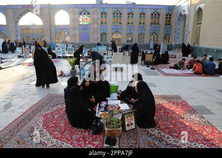 22. April 2023, Aran und Bidgol, Isfahan, Iran: Die Iraner bereiten sich auf das Eid al-Fitr-Gebet vor, das das Ende des Heiligen Monats des Ramadan markiert. Moslems auf der ganzen Welt beginnen den Eid Day, indem sie Morgengebete in Moscheen aufführen. Nach einem Monat des Fastens treffen sich die Familien am ersten Frühstückstisch. (Kreditbild: © RouzbritFouladi/ZUMA Press Wire) NUR REDAKTIONELLE VERWENDUNG! Nicht für den kommerziellen GEBRAUCH! Stockfoto