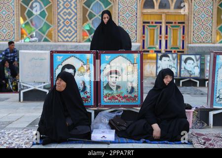 22. April 2023, Aran und Bidgol, Isfahan, Iran: Die Iraner bereiten sich auf das Eid al-Fitr-Gebet vor, das das Ende des Heiligen Monats des Ramadan markiert. Moslems auf der ganzen Welt beginnen den Eid Day, indem sie Morgengebete in Moscheen aufführen. Nach einem Monat des Fastens treffen sich die Familien am ersten Frühstückstisch. (Kreditbild: © RouzbritFouladi/ZUMA Press Wire) NUR REDAKTIONELLE VERWENDUNG! Nicht für den kommerziellen GEBRAUCH! Stockfoto