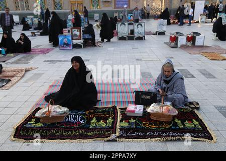 22. April 2023, Aran und Bidgol, Isfahan, Iran: Die Iraner bereiten sich auf das Eid al-Fitr-Gebet vor, das das Ende des Heiligen Monats des Ramadan markiert. Moslems auf der ganzen Welt beginnen den Eid Day, indem sie Morgengebete in Moscheen aufführen. Nach einem Monat des Fastens treffen sich die Familien am ersten Frühstückstisch. (Kreditbild: © RouzbritFouladi/ZUMA Press Wire) NUR REDAKTIONELLE VERWENDUNG! Nicht für den kommerziellen GEBRAUCH! Stockfoto