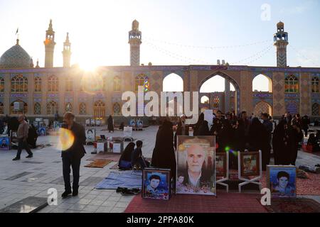 22. April 2023, Aran und Bidgol, Isfahan, Iran: Die Iraner bereiten sich auf das Eid al-Fitr-Gebet vor, das das Ende des Heiligen Monats des Ramadan markiert. Moslems auf der ganzen Welt beginnen den Eid Day, indem sie Morgengebete in Moscheen aufführen. Nach einem Monat des Fastens treffen sich die Familien am ersten Frühstückstisch. (Kreditbild: © RouzbritFouladi/ZUMA Press Wire) NUR REDAKTIONELLE VERWENDUNG! Nicht für den kommerziellen GEBRAUCH! Stockfoto