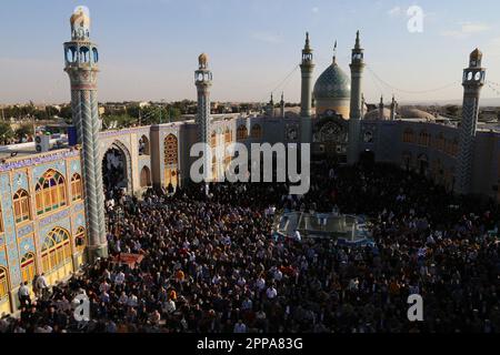 22. April 2023, Aran und Bidgol, Isfahan, Iran: Die Iraner bereiten sich auf das Eid al-Fitr-Gebet vor, das das Ende des Heiligen Monats des Ramadan markiert. Moslems auf der ganzen Welt beginnen den Eid Day, indem sie Morgengebete in Moscheen aufführen. Nach einem Monat des Fastens treffen sich die Familien am ersten Frühstückstisch. (Kreditbild: © RouzbritFouladi/ZUMA Press Wire) NUR REDAKTIONELLE VERWENDUNG! Nicht für den kommerziellen GEBRAUCH! Stockfoto