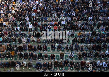 22. April 2023, Aran und Bidgol, Isfahan, Iran: Die Iraner bereiten sich auf das Eid al-Fitr-Gebet vor, das das Ende des Heiligen Monats des Ramadan markiert. Moslems auf der ganzen Welt beginnen den Eid Day, indem sie Morgengebete in Moscheen aufführen. Nach einem Monat des Fastens treffen sich die Familien am ersten Frühstückstisch. (Kreditbild: © RouzbritFouladi/ZUMA Press Wire) NUR REDAKTIONELLE VERWENDUNG! Nicht für den kommerziellen GEBRAUCH! Stockfoto