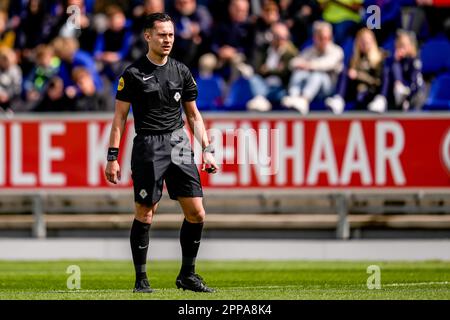 Zwolle, Niederlande. 23. April 2023. ZWOLLE, NIEDERLANDE - APRIL 23: Schiedsrichter Andy Wolff schaut beim Azerion Eredivisie Vrouwen Match zwischen PEC Zwolle und FC Twente im MAC³-PARK-Stadion am 23. April 2023 in Zwolle, Niederlande (Foto von Pieter van der Woude/Orange Pictures). Credit: Orange Pics BV/Alamy Live News Stockfoto