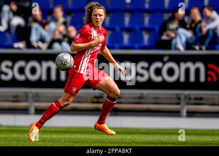 Zwolle, Niederlande. 23. April 2023. ZWOLLE, NIEDERLANDE - APRIL 23: Fenna Kalma vom FC Twente läuft mit dem Ball während des Spiels Azerion Eredivisie Vrouwen zwischen PEC Zwolle und FC Twente am 23. April 2023 im MAC³ PARK Stadion in Zwolle, Niederlande (Foto von Pieter van der Woude/Orange Pictures). Credit: Orange Pics BV/Alamy Live News Stockfoto