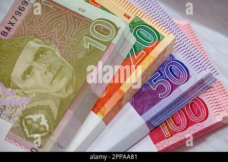 Karatschi, Pakistan - 22. April 2023. Pakistanische Währungsbanknote. Geschäfts- und Finanzkonzept Stockfoto