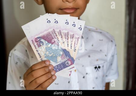 Karatschi, Pakistan - 22. April 2023. Pakistanische Währungsbanknote. Geschäfts- und Finanzkonzept Stockfoto