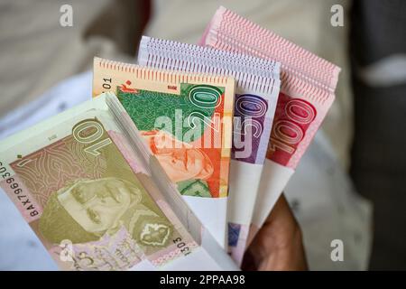 Karatschi, Pakistan - 22. April 2023. Pakistanische Währungsbanknote. Geschäfts- und Finanzkonzept Stockfoto