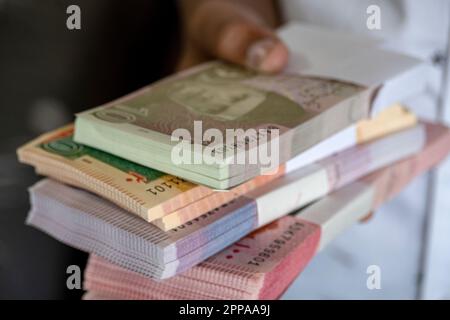 Karatschi, Pakistan - 22. April 2023. Pakistanische Währungsbanknote. Geschäfts- und Finanzkonzept Stockfoto