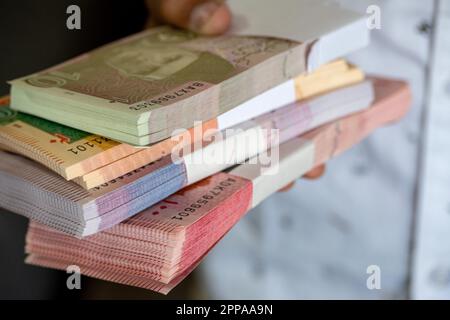 Karatschi, Pakistan - 22. April 2023. Pakistanische Währungsbanknote. Geschäfts- und Finanzkonzept Stockfoto