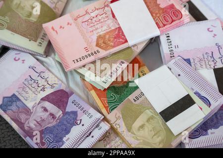 Karatschi, Pakistan - 22. April 2023. Pakistanische Währungsbanknote. Geschäfts- und Finanzkonzept Stockfoto