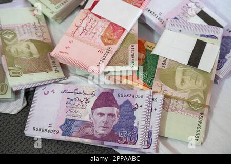 Karatschi, Pakistan - 22. April 2023. Pakistanische Währungsbanknote. Geschäfts- und Finanzkonzept Stockfoto