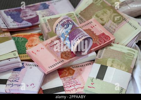 Karatschi, Pakistan - 22. April 2023. Pakistanische Währungsbanknote. Geschäfts- und Finanzkonzept Stockfoto