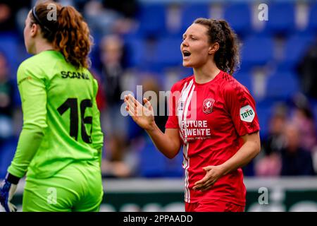Zwolle, Niederlande. 23. April 2023. ZWOLLE, NIEDERLANDE - APRIL 23: Fenna Kalma vom FC Twente reagiert während des Spiels Azerion Eredivisie Vrouwen zwischen PEC Zwolle und FC Twente am 23. April 2023 im MAC³ PARK Stadion in Zwolle, Niederlande (Foto von Pieter van der Woude/Orange Pictures). Credit: Orange Pics BV/Alamy Live News Stockfoto