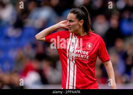 Zwolle, Niederlande. 23. April 2023. ZWOLLE, NIEDERLANDE - APRIL 23: Caitlin Dijkstra vom FC Twente reagiert während des Spiels Azerion Eredivisie Vrouwen zwischen PEC Zwolle und FC Twente am 23. April 2023 im MAC³-PARK-Stadion in Zwolle, Niederlande (Foto: Pieter van der Woude/Orange Pictures). Gutschrift: Orange Pics BV/Alamy Live News Stockfoto
