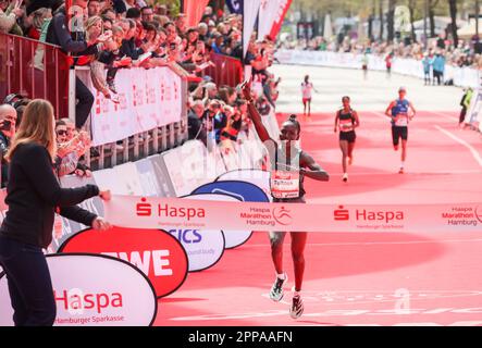 Hamburg, Deutschland. 23. April 2023. Marathon. Dorcas Tuitoek aus Kenia feiert ihren Sieg beim Hamburger Marathon. Etwa 11.800 Teilnehmer nahmen an der 37. Ausgabe des Hamburger Marathons Teil. Kredit: Christian Charisius/dpa/Alamy Live News Stockfoto